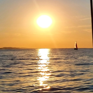 aperitivo in barca al tramonto